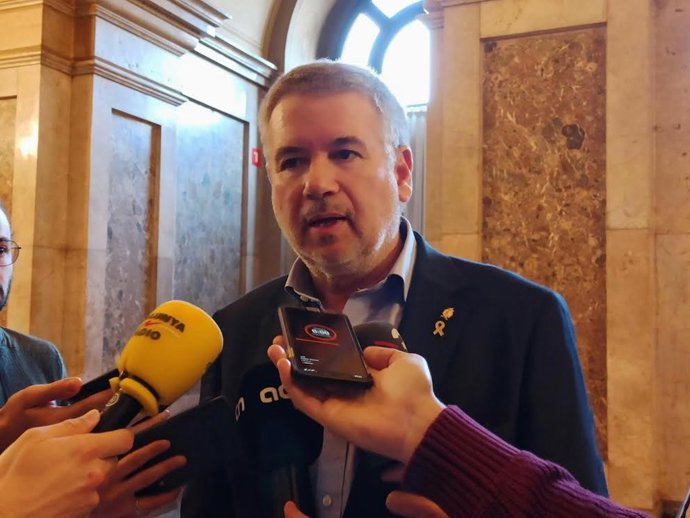El alcalde de Tarragona, Pau Ricom, en declaraciones a los medios en el Parlament