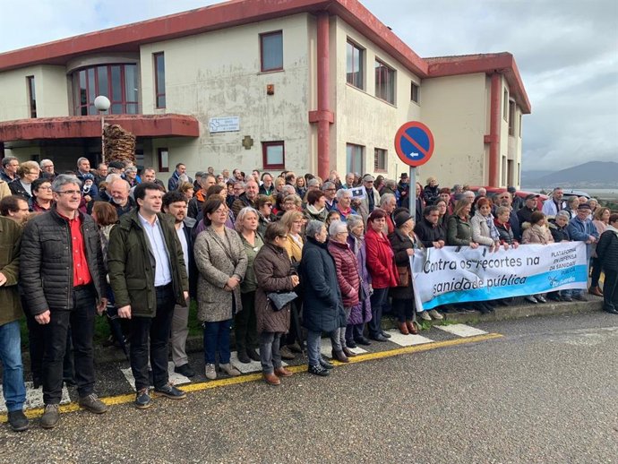 El líder del PSdeG, Gonzalo Caballero, participa en una protesta en defensa de la sanidad pública en A Guarda