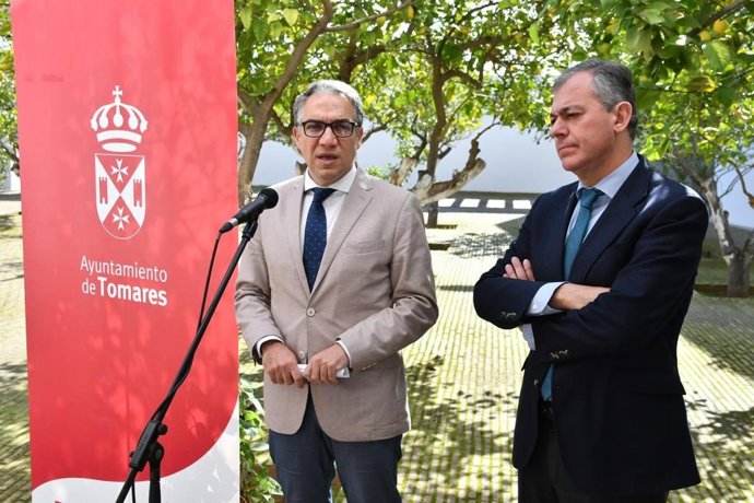 Elías Bendodo (i.) y José Luis Sanz (d), este jueves