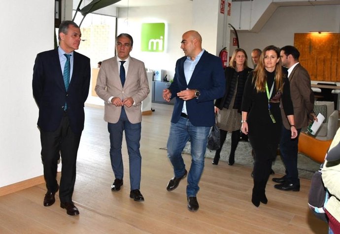 El consejero de la Presidencia, Administración Pública e Interior, Elías Bendodo, visita la empresa Media Interactiva Software, en Tomares (Sevilla).