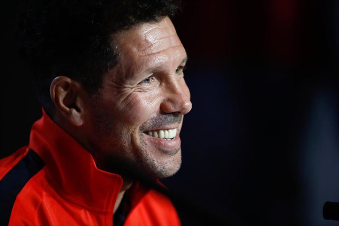 Diego Pablo Simeone sonríe en una rueda de prensa