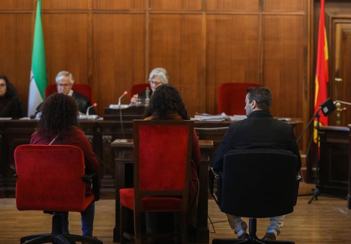 Pase gráfico en el juicio con jurado a tres personas acusadas de matar tras 61 puñaladas a su excuñada en La Riconada en abril de 2016. Audiencia Provincial de Sevilla (Andalucía), a 10 de febrero de 2020.
