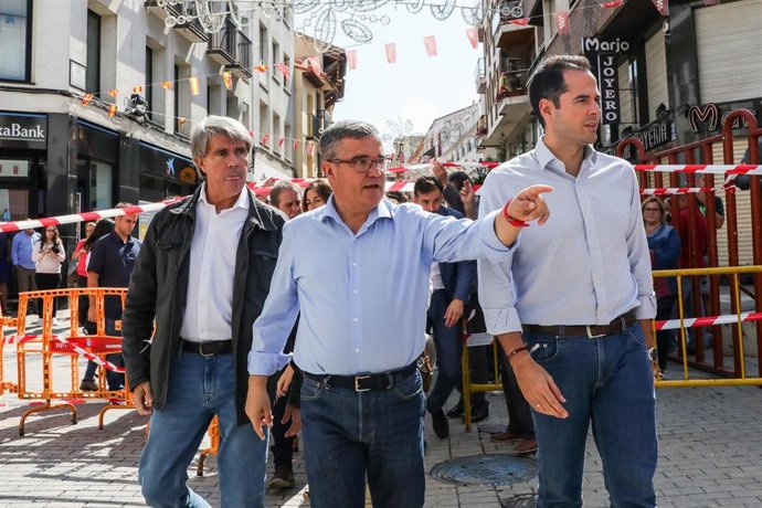 El consejero de Transportes, Movilidad e Infraestructuras, ngel Garrido (i), el alcalde de Arganda del Rey, Pedro Guillermo Hita Téllez (c), y el vicepresidente de la Comunidad de Madrid, Ignacio Aguado (d) en su visita a Arganda del Rey.