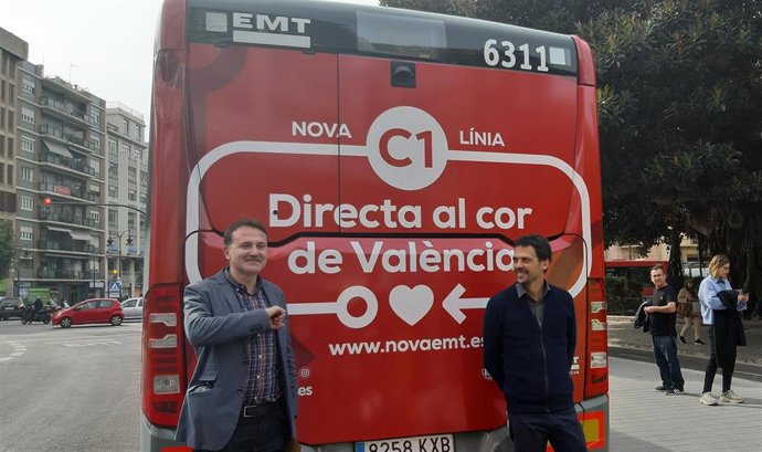 El concejal de Movilidad Sostenible y presidente de la EMT de Valncia, Giuseppe Grezzi, junto al gerente de la entidad, Josep Enric García, en una imagen reciente. 