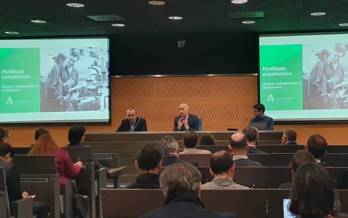 Imagen de la reunión de la Consejería de Empleo que ha mantenido con las empresas interesadas en la licitación del contrato sobre perfilado estadístico de los desempleados andaluces.