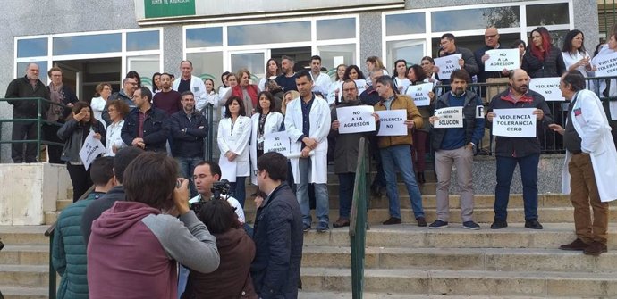 La dirección del hospital Juan Ramón Jiménez y sus trabajadores se concentran contra la agresión a una médico