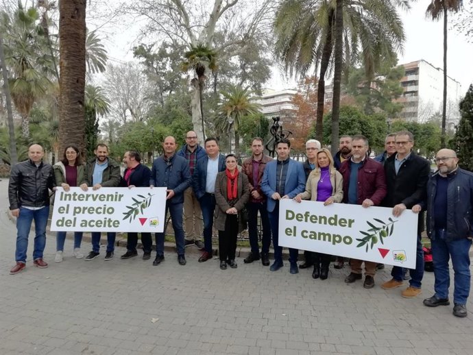 Toni Valero (centro) defiende al campo andaluz, junto a cargos públicos de IU.