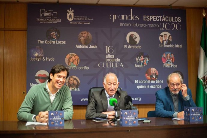 En el centro, el alcalde de Roquetas de Mar, Gabriel Amat