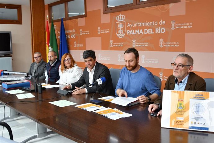 Llamas (centro) presenta el equipamiento para la Agrupación de Voluntarios de Protección Civil de Palma del Río