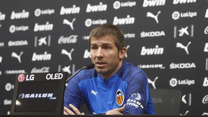 El entrenador del Valencia CF, Albert Celades, en rueda de prensa