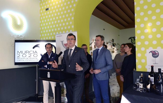 El alcalde de Murcia, José Ballesta, junto al alcalde del municipio de Yecla, Marcos Ortuño, y el vicepresidente de la D.O.P. Yecla, Ramón Castaño, presenta las catas de vino gratuitas