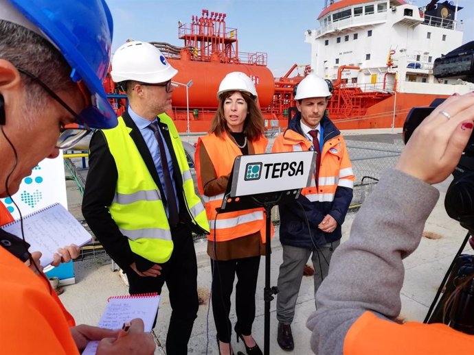 El presidente del Puerto de Tarragona, Josep Maria Cruset, y la directora general de Tepsa, Nuria Blasco, este jueves en el enclave portuario tarraconense