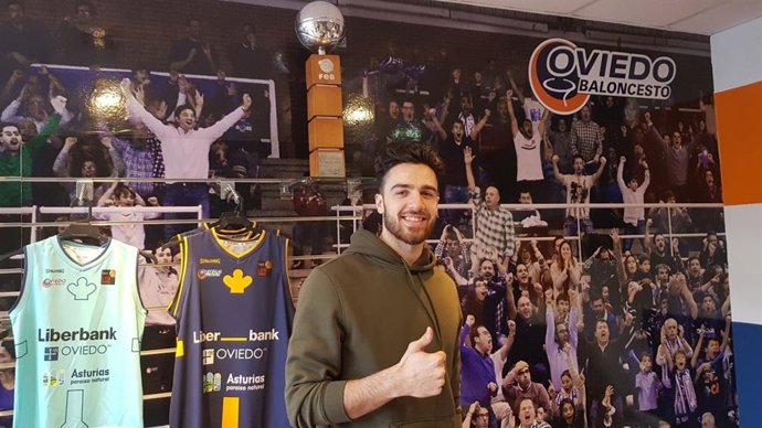 Francis Alonso a su llegada a Oviedo para jugar con el Liberbank Oviedo