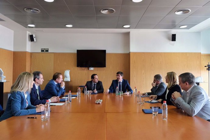 El vicepresidente de la Junta de Andalucía se reúne con responsables de la UAL