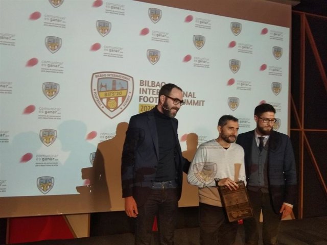 El ex entrenador del Barcelona Ernesto Valverde recoge en San Mamés el Premio Referente Bilbao International Football Summit - BIFS'20  