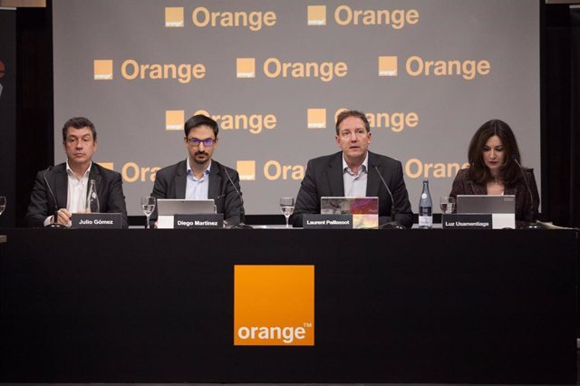 Julio Gómez, Diego Martínez, Laurent Paillassot y Luz Usamentiga en la rueda de prensa de los resultados de Orange España de 2019