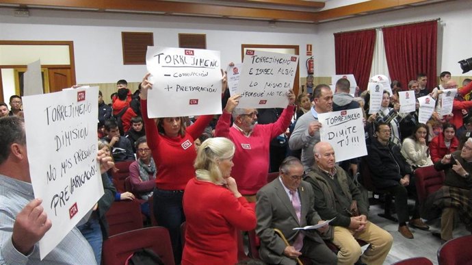 Representantes de CTA portan pancartas pidiendo la dimisión de Manuel Torrejimeno, en el salón de plenos.