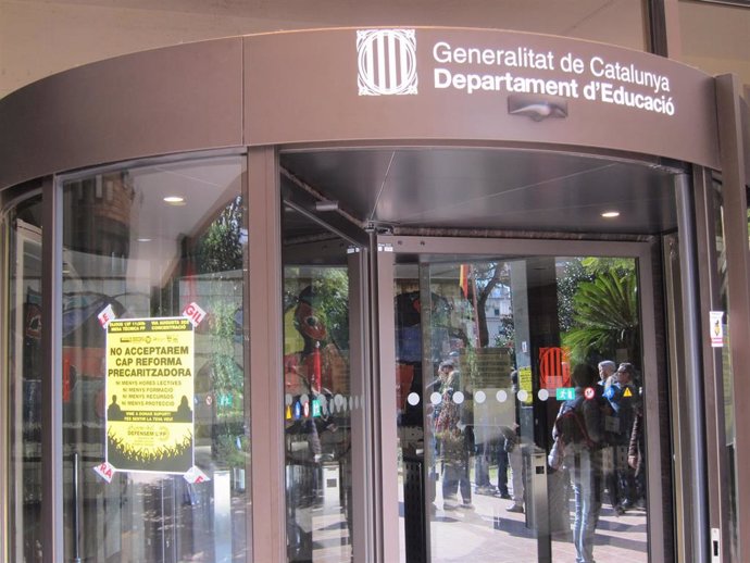 Entrada de la Conselleria de Educación con un cartel contra la reforma de la FP