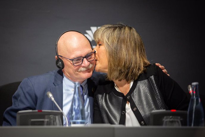 El conseller delegat de GSMA  John Hoffman i la presidenta de la diputació de Barcelona, Núria Marín Martínez en roda de premsa.