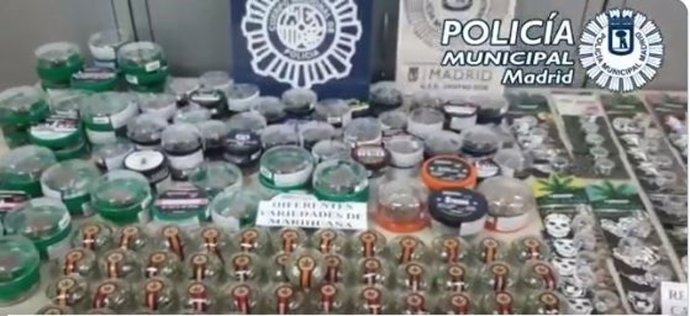 Productos incautados relacionados con el cannabis en una tienda del centro de Madrid