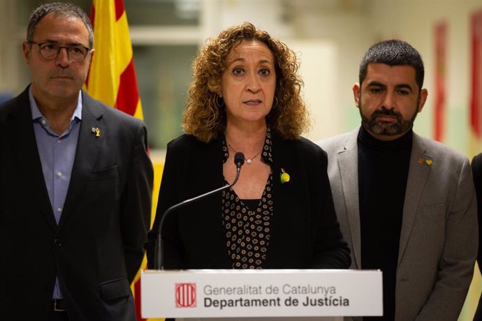 La consellera de Justicia, Ester Capella (c) presenta junto al conseller de Trabajo y Asuntos Sociales, Chakir El Homrani (d), la nueva normativa para el colectivo trans en centros penitenciarios, en Barcelona (España), a 15 de noviembre de 2019.