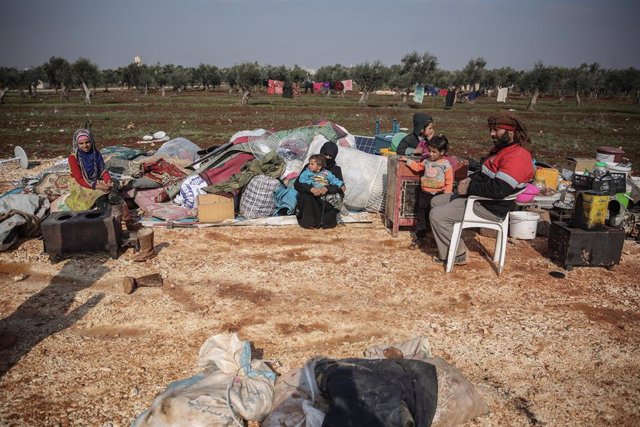 Miembros de una familia de desplazados a causa de la ofensiva del Ejército de Siria contra la provincia de Idlib