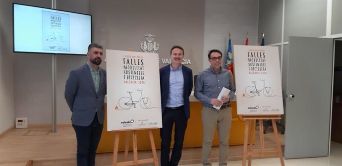Los concejales de Movilidad Sostenible y Cultura Festiva en Valncia, Giuseppe Grezzi y Pere Fuset, respectivamente, presentan los 'Premios Fallas 2020. Movilidad Sostenible y Bicicleta' junto a Alberto Carrillo, representante de la empresa Valenbisi.