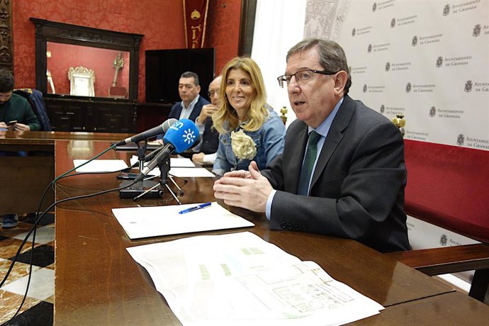 Rueda de prensa de la presentación de las actuaciones a llevar a cabo en el parque del Cuarto Real de Santo Domingo