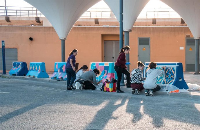 Alumnos de la Escuela de Arte de San Telmo personalizan los yerseis o separadores viales de la terminal de cruceros del puerto de Málaga