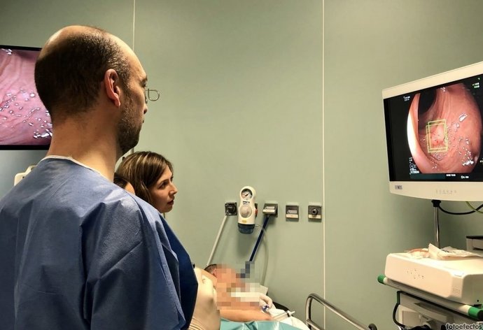 Doctor Javier Romero realizando la prueba.