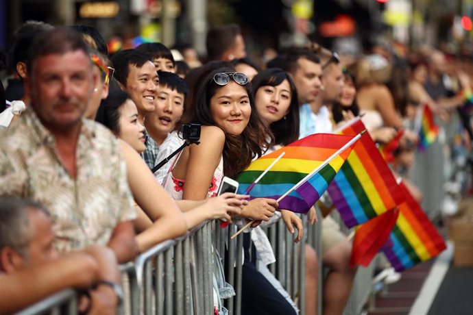 02 March 2019, Australia, Sydney: Spectators follow the 41st annual Gay and Lesbian Mardi Gras parade in Sydney. Photo: Brendon Thorne/AAP/dpa