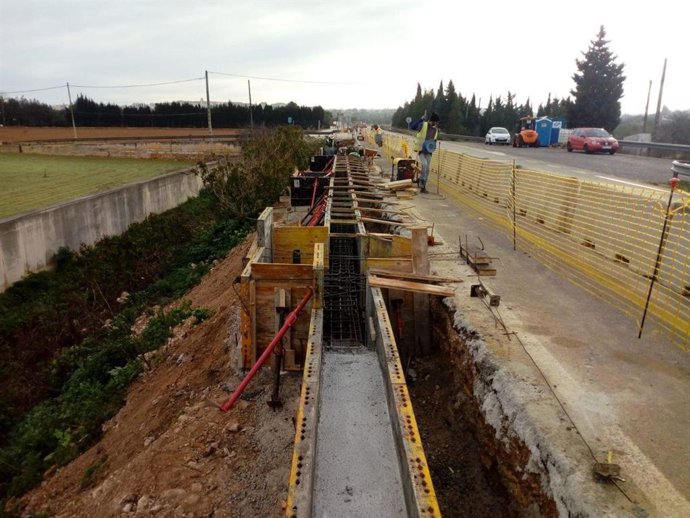 Obras en el paseo de la estanción de Muro.