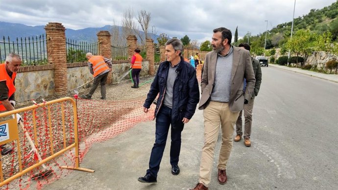El responsable del área de Cooperación y Asistencia a Municipios de Diputación, Javier Pizarro, en su visita a las obras del Profea en Algodonales
