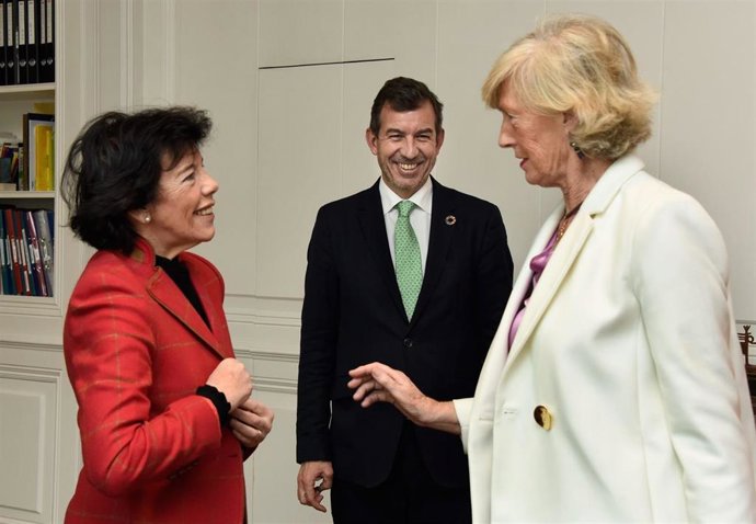 La consejera de Educación, FP y Turismo, Marina Lombó, se reúne con la ministra de Educación, Isabel Celaá
