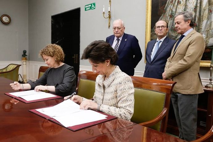 María José de la Fuente y María Emilia Adán, durante la firma del convenio de colaboración del  Tribubal de Cuentas y el Colegio de Registradores de la Propiedad y Mercantil para el acceso a la titularidad real de las entidades.
