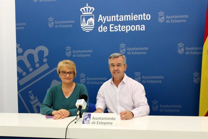 El alcalde de Estepona, José María García Urbano, y la profesora de la Orquesta Filamónica de Málaga Olga Tarasova.