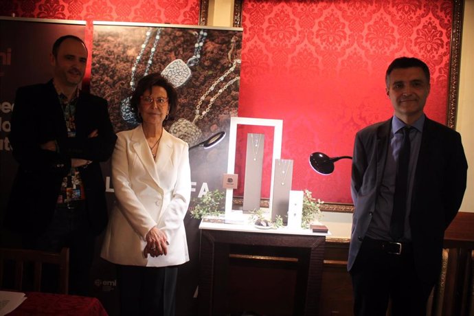 De izda a dcha, Joaquín Latorre, Pilar Monreal y Fernando Martínez presentan la colección de joyas 'Trufforum'.