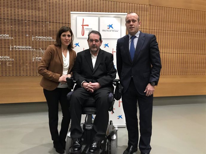 De izquierda a derecha, Beatriz Sánchez Guitián, directora general de Fundación Más Humano, Javier Miranda, presidente de Fundación Caja Navarra, y Pablo Andoño, director comercial de Banca Retail de CaixaBank Ebro