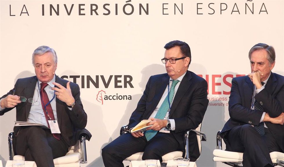 El exministro de Fomento José Blanco, el exministro de Economía, Román Escolano; y  el eministro de Trabajo, Valeriano Gómez en el coloquio sobre el futuro del ahorro en España
