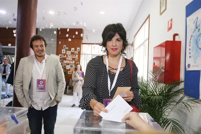 La presidenta de Adelante Andalucía y coordinadora de Podemos Andalucía, Teresa Rodríguez junto a su pareja , el Alcalde de Cádiz, José María González, Kichi, ejerciendo su derecho al voto en Cádiz , a 10 de noviembre de 2019