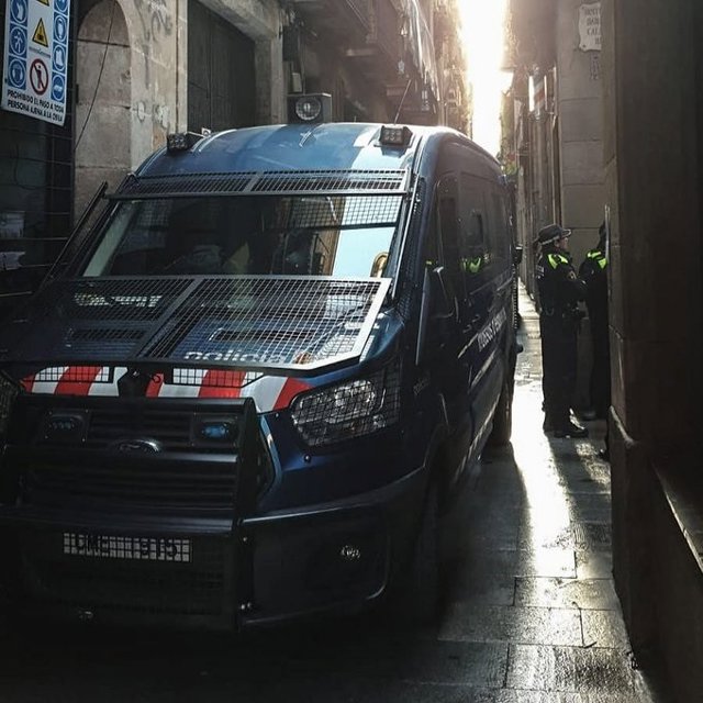 Una furgoneta de Mossos d'Esquadra durante el dispositivo contra narcopisos en el Raval, junto a la Guardia Urbana de Barcelona, el 8 de febrero.