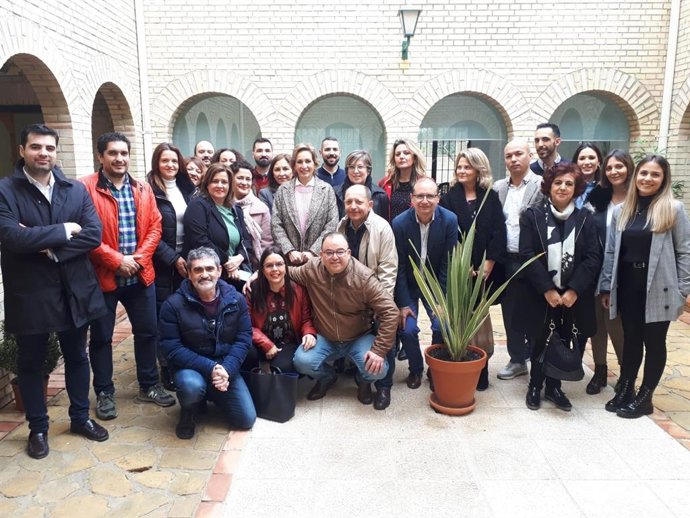 Troncoso (centro) visita el Centro de Inserción Social y Laboral Samu Los Santos de Lucena