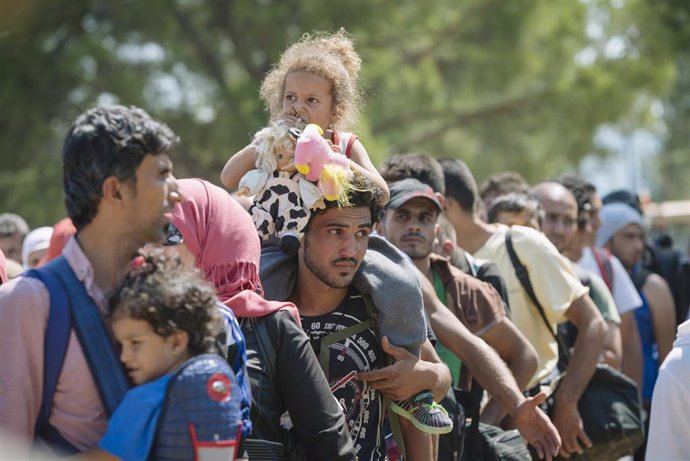 Un grupo de migrantes esperando a ser registrados en un centro de recepción en Macedonia.  