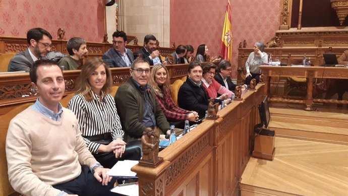 En primer plano, el portavoz del PP, Lloren Galmés.