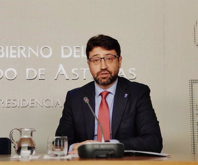 El consejero de Industria, Empleo y Promoción Económica, Enrique Fernández.