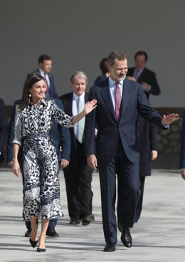 Los reyes, a la salida del centro educativo Escuelas Profesionales Sagrada Familia-Fundación Peñaflor, ganador del Premio 'Escuela del año 2019' de la Fundación Princesa de Girona. Écija (Sevilla) a seis de febrero del 2020