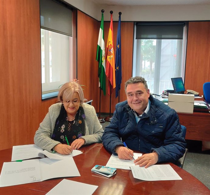 La delegada territorial de Salud y Familias, Manuela Caro, y el alcalde de Lucena del Puerto, Manuel Mora durante la firma del convenio
