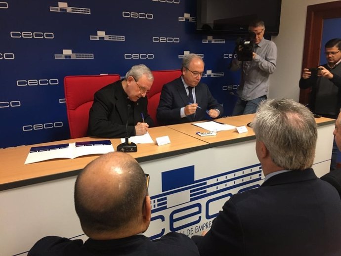 Manuel Pérez Moya y Antonio Díaz firman el convenio entre el Cabildo y CECO.