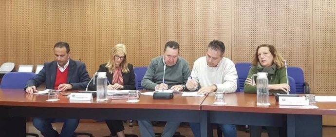 Imagen de la firma entre los sindicatos y la Junta de Andalucía del protocolo de prevención de acoso laboral y sexual en la Administración de la Junta.