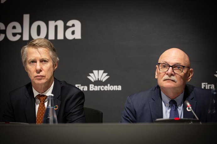 El director general de GSM Association, Mats Granryd (i) y el consejero delegado de GSMA (organización de operadores móviles y compañías relacionadas), John Hoffman (d) en rueda de prensa.